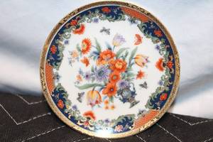 lot 65 image: Set of 2 Vintage Japanese Decorative Floral Plates