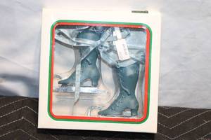 lot 135 image: Santas World Ice Skate Ornaments in Original Box