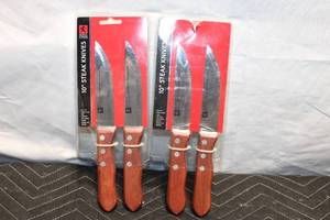 lot 204 image: Set of 4 Royal Norfolk 10 Steak Knives with Wooden Handles