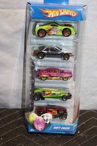 lot A-209 image: Hot Wheels Easter Eggs-Treme Gift Pack with 5 Die-Cast Cars