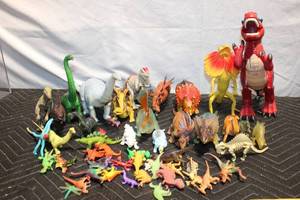 lot 257 image: Collection of Assorted Dinosaur Figurines