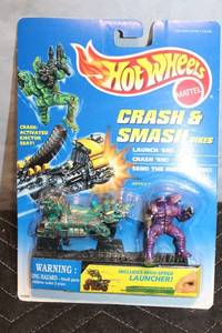 lot A-307 image: Hot Wheels Crash & Smash Bikes Set with Riptile Figures