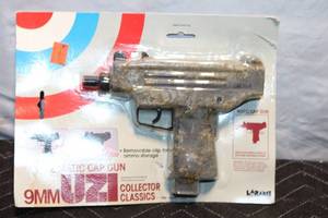 lot A-327 image: Larami 9mm Uzi Automatic Cap Gun with Removable Clip