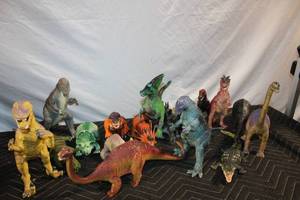 lot 432 image: Set of 15 Assorted Dinosaur Figurines