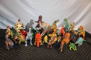 lot 433 image: Collection of 30 Dinosaur Figurines