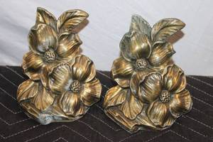 lot 451 image: Pair of Vintage 1965 Colonial Virginia Floral Brass Bookends