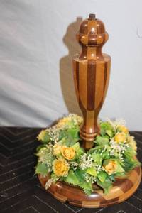 lot 453 image: Wooden Candle Holder with Floral Wreath
