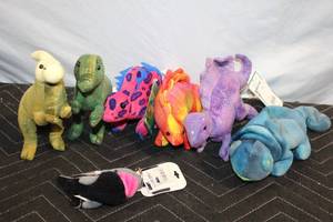 lot 465 image: Collection of 8 Beanie Baby Dinosaur Plush Toys and Keychain