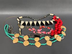 lot 91J image: Fashion Jewelry Lot Beaded & Stone Necklaces Collection