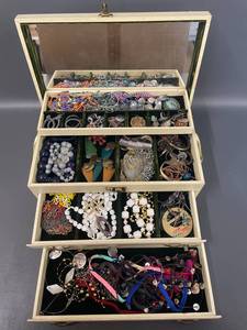lot 96J image: Vintage & Costume Jewelry Lot Collection Assorted Unique Styles