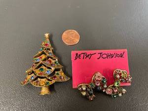 lot 97J image: Vintage Rhinestone Christmas Tree Brooch & Betsy Johnson Earrings
