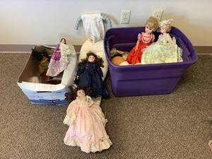 lot 107F image: Collection of Vintage Dolls