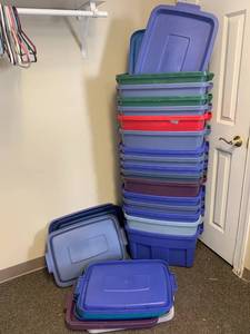 lot 109F image: 16 Rubbermaid Tubs w Lids - Multi Color, Quality Storage