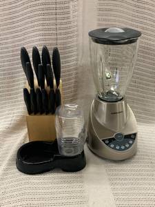 lot 113F image: BlackDecker Blender, Knife Set, Pet Dispenser
