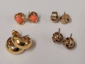lot 71W image: Vintage Gold-Tone Metal Earring Set Collection