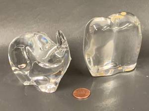 lot 77W image: Baccarat Crystal Elephant Figurines Set