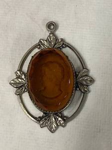 lot 43B image: Vintage Cameo Pendant in Ornate Silver Tone Setting