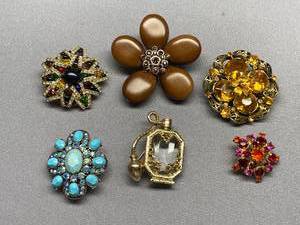 lot 69B image: Vintage Assorted Gemstone Brooch Collection