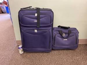 lot 82F image: Leisure Luggage Set Large Suitcase & Carry-On