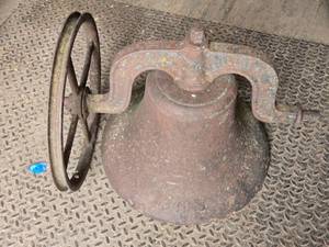 lot 3 image: Antique C.S. Bell Co. Cast Iron Farm Bell with Yoke and Wheel