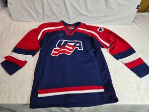 lot 239 image: Adult Size Large USA Hockey Jersey with Patch