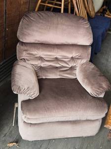lot 17 image: Used Brown Recliner Chair In Good Condition