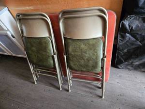 lot 19 image: Set of 4 Folding Chairs and Card Table