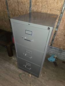 lot 31 image: Metal HON 3-Drawer Filing Cabinet