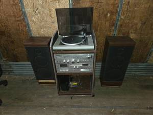 lot 33 image: Soundesign 5959 Vintage Stereo System with Turntable and Speakers - Untested