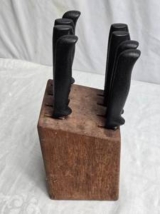 lot 55 image: Steak Knives with a Knife Block