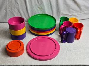 lot 57 image: Vintage Heller Melamine Hard Plastic Dinnerware Set