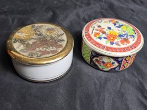 lot 82 image: Pair of Vintage Japanese Porcelain Trinket Boxes with Floral Designs - 1 is  Art of Chokin - 24k gold edged