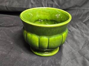 lot 85 image: Vintage Green Haeger Planter