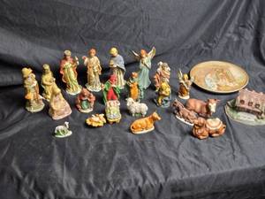 lot 91 image: Variety of Nativity Set Figurines