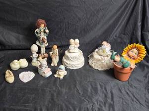 lot 93 image: Collection of Ceramic Figurines and Decor