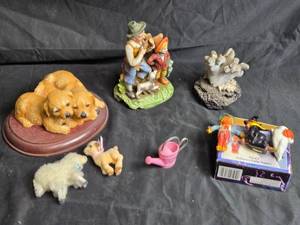lot 98 image: Decorative Figurines and Lamp Shade Toppers