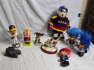 lot 113 image: Sports and Hockey Memorabilia Figurines and More