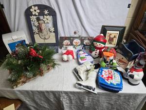 lot 124 image: Christmas and Winter Decor
