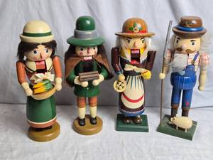 lot 130 image: 4 Seasonal Nutcracker Figurines
