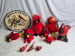 lot 138 image: Cardinal Bird Themed Decor Items