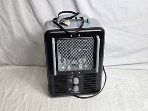 lot 150 image: Comfort Zone CZ798BK Industrial Milkhouse Heater 1500W