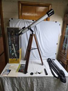 lot 179 image: Vintage Empire Model 614 Galaxy Telescope with Wooden Tripod and Accessories