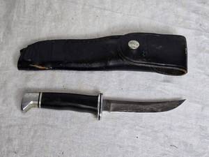 lot 185 image: Vintage Buck 119 Hunting Knife with Leather Sheath - Sheath is Torn