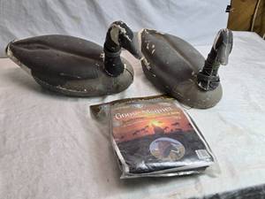 lot 192 image: Set of Goose Magnet Wind Activated Decoys with Two Goose Decoys