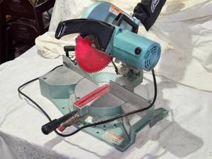 lot 207 image: Hitachi C10FC2 Compound Miter Saw with 10-Inch Blade - Works