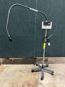 WELCH ALLYN PORTABLE EXAM PROCEDURE OBGYN LIGHT WITH FOCUSABLE ADJUSTIBLE FIBEROPTIC LAMP LITE PIPE ON MOBILE STAND- GREAT WORKING CONDITION Missing Lens At End - Still Works Great
