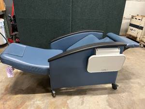 MSRP $2200 WINCO PUSH BAR MOBILE Resident Patient Nocturnal Elite Care Recliner Features LiquiCell� Upholstery (Prevents Bed Sores) &amp Side Tables Clinical Care Medical IV MEDS Administration Dialysis Recliner - Like New Condition