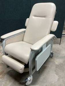 MSRP $2000 Lumex 577RG-KIT Clinical Care 4 Position Patient Mobile Treatment Recliner Geri Chair With Pop Up Side Tray Tables - In Excellent Condition