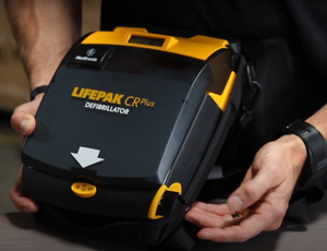 WOW MSRP $2500 Medtronic LIFEPAK CR Plus AED Emergency Defibrillator with Pads - Fully Automatic AHA Voice Prompt With both voice and graphic prompts - Works However Battery &amp Pads Are Expired &amp Should Be Replaced Soon