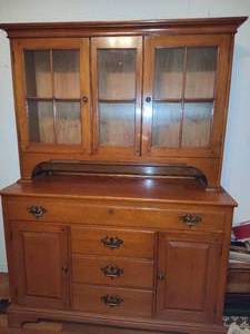 lot 5 image: Lovely WILLETT Maple China Cabinet